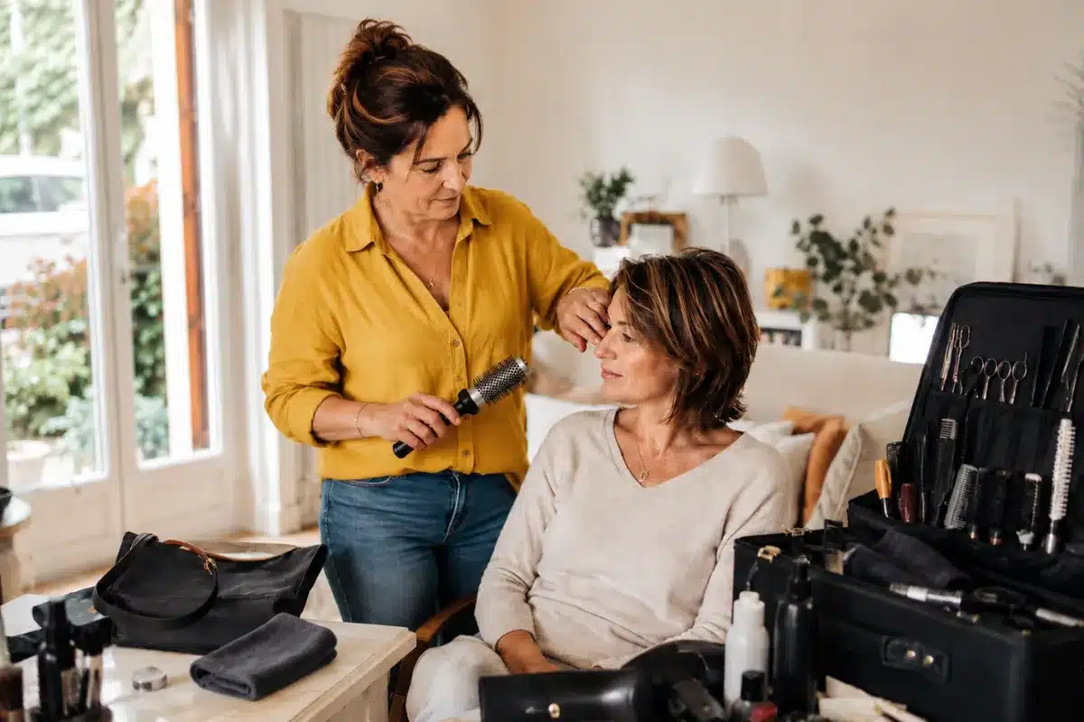 Coiffeuse à domicile avec sa cliente